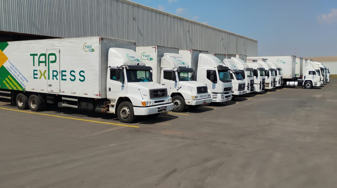 Frota TAP Express alinhada no centro de distribuição